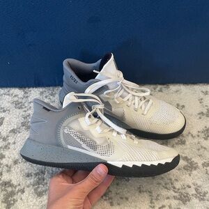 Nike Kyrie Flytrap 5 size youth 5